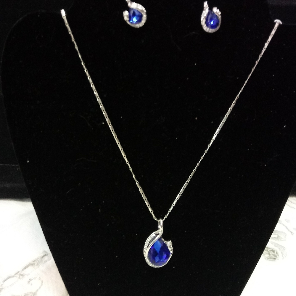 Beautiful Blue Sapphire Necklace with matching ear
